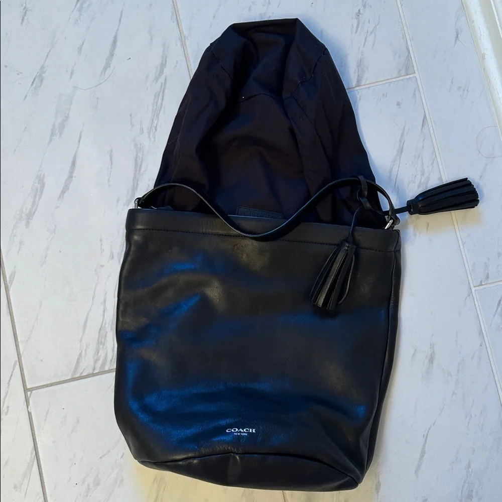 Authentic Coach Black Leather Shoulder Bag in Excellent Condition